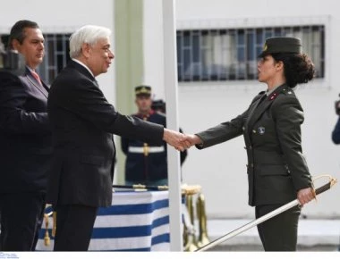 Ο Παυλόπουλος επέδωσε τα ξίφη σε νέους αξιωματικούς Νοσηλευτικής (φωτο)